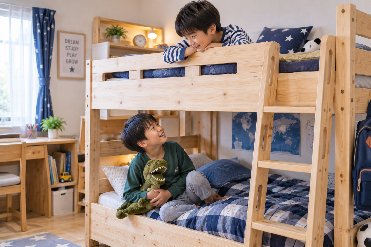 小学生の兄弟が二段ベッドで話をしている