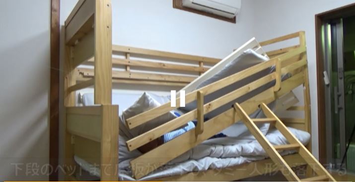 耐震機能が不十分な二段ベッドで地震が発生して倒壊した様子