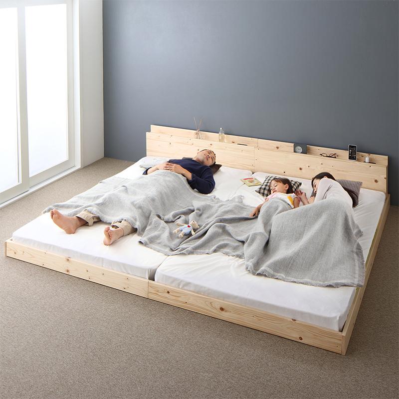 親子3人がキングサイズベッドで寝ている
